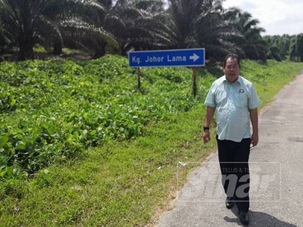 Rosleli ketika melawat lokasi tapak cadangan projek membina jalan baharu dari Kampung Johor Lama ke persimpangan Felda Air Tawar 2.