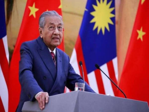 Tun Dr Mahathir ketika menyampaikan ucapan di sidang kemuncak Inisiatif Satu Jalur dan Satu Laluan (OBOR) di Beijing, China baru-baru ini. - Foto: AFP
