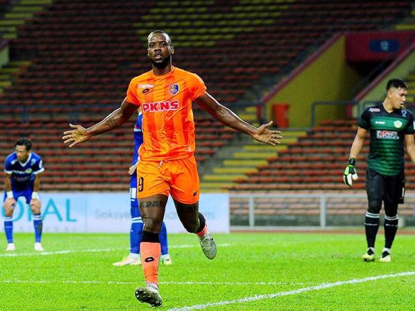  Pemain PKNS FC Kpah Sean Sherman (tengah) meraikan jaringan gol ketika menentang pasukan Kuala Lumpur FA dalam perlawanan Liga Super 2019 yang berlangsung di Stadium Shah Alam malam tadi. - Foto Bernama