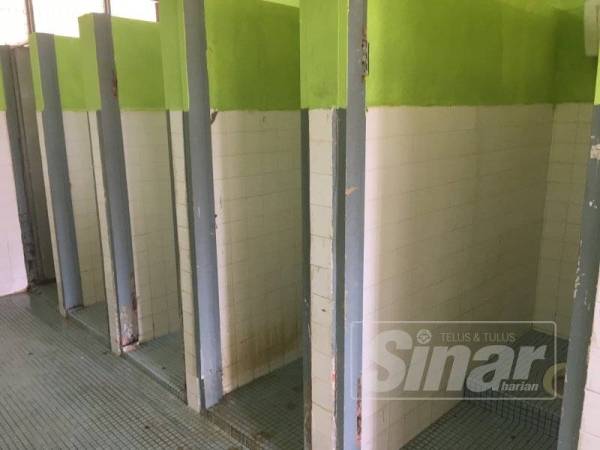 Keadaan tandas sekolah tanpa pintu sejak sekian lama.