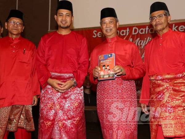 Muhyiddin melancarkan Buku 'Bersatu Mulanya Di Sini' di Hotel Thistle di sini hari ini.