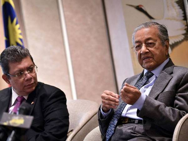 Perdana Menteri Tun Dr Mahathir Mohamad (kanan) ketika sidang media selepas menyertai Forum Jalur dan Laluan bagi Kerjasama Antarabangsa Kedua hari ini. - Foto Bernama