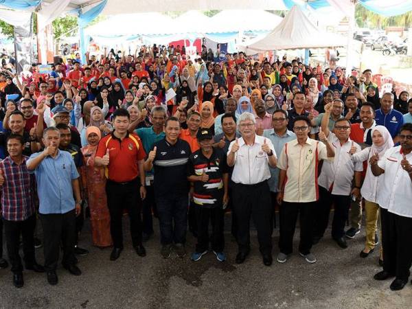 Menteri Besar Negeri Sembilan Datuk Seri Aminuddin Harun bergambar bersama para peserta Program Kempen Walk:Moh Waghih Hidup Aktif Peringkat Negeri Sembilan 2019 di Pantai Bagan Pinang hari ini. - Foto Bernama