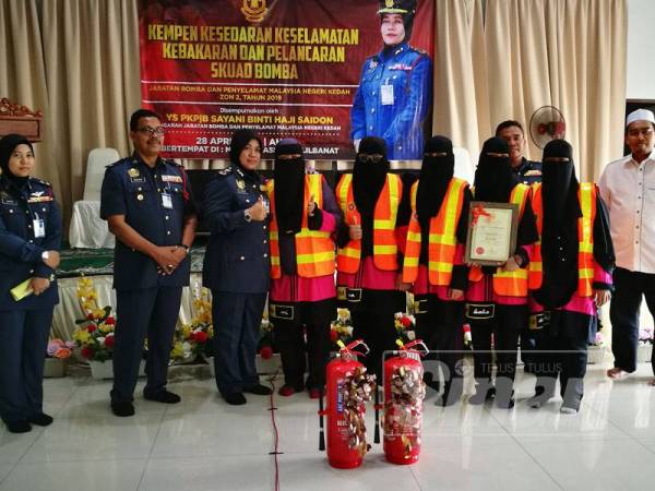 Sayani menyampaikan sijil dan vest keselamatan kepada Skuad Bomba terlibat.