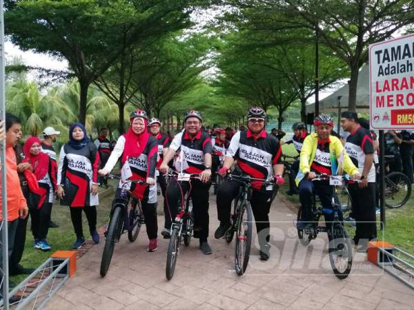 Tuanku Syed Faizuddin Putra Jamalullail (dua dari kanan) diiringi Mujahid, Rina dan Syed Hussein bersiap sedia berkayuh untuk Jelajah Rahmah Asnaf @ Ambang Ramadan 2019, di Taman Tasik Keramat, hari ini. 