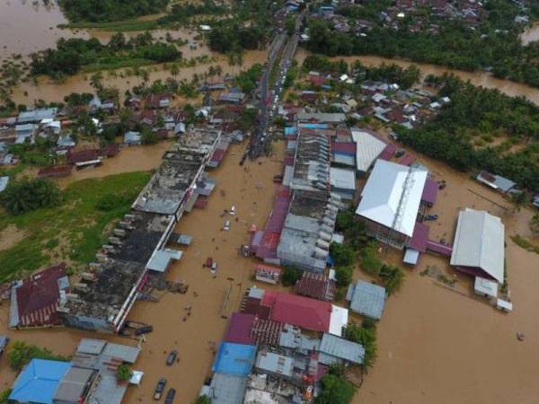 Bangunan di Bengkulu ditenggelami banjir selepas hujan lebat berterusan sejak beberapa hari lalu. 