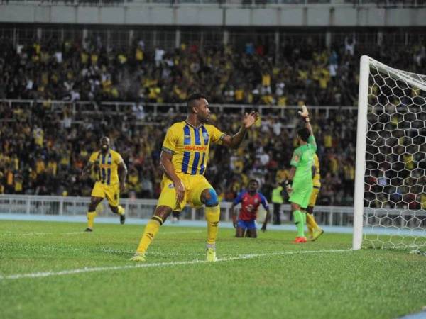 Pemain pertahanan Pahang, Herold Mark Goulon meraikan jaringannya bertemu JDT malam ini. FOTO: Amirul Anuar/Gawang my