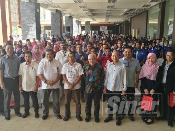 Hussamuddin bersama warga UMK dan penuntut dari pelbagai universiti yang menjayakan Unipreneur Fest, semalam.
