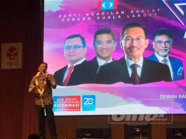 Anwar berucap pada Majlis Makan Malam Amal anjuran PKR Cabang Kuala Langat di Dewan Gan Yan Sun, SJKC Jenjarom, malam tadi.