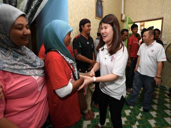 Calon DAP bagi Pilihan Raya Kecil (PRK) Parlimen P186 Sandakan Vivian Wong Shir Yee (dua, kanan) bersalaman dengan penghuni Program Perumahan Rakyat (PPR) Taman Harmoni ketika berkempen menjelang PRK Parlimen Sandakan. PRK Sandakan yang akan diadakan 11 Mei ini akan menyaksikan Vivian berentap dengan calon Parti Bersatu Sabah (PBS) Datuk Linda Tsen Thau Lin dan tiga lagi calon bebas bagi merebut kerusi Parlimen berkenaan. - Foto Bernama