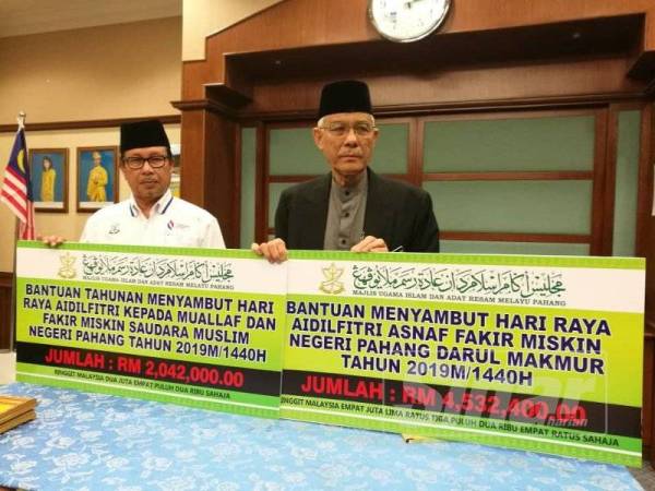 Wan Abdul Wahid (kanan) pada sidang media bayaran zakat fitrah dan bantuan kepada asnaf di pejabat Muip di sini.