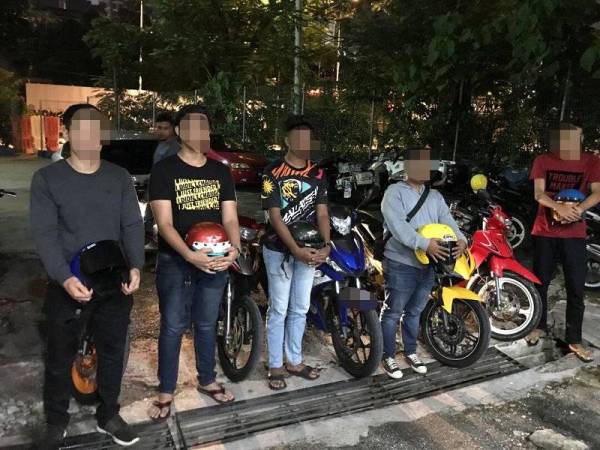 Lima lelaki yang ditahan polis dalam Ops Samseng Jalanan di Lebuhraya DUKE, Kuala Lumpur, awal pagi semalam.
