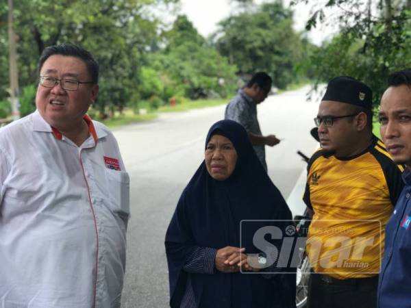 Thomas Su (kiri) mendengar aduan daripada Halimah mengenai aktiviti penebangan pokok di Hutan Simpan Gunung Bujang Melaka berhampiran dengan Kampung Kuala Dipang.