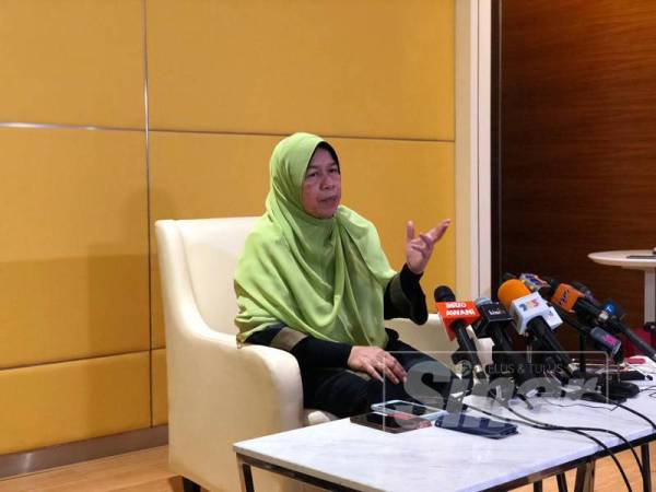 Zuraida pada sidang akhbar di Bilik Vip, Lapangan Terbang Antarabangsa Kuala Lumpur 2 (KLIA 2) di Sepang, Selangor, hari ini.
