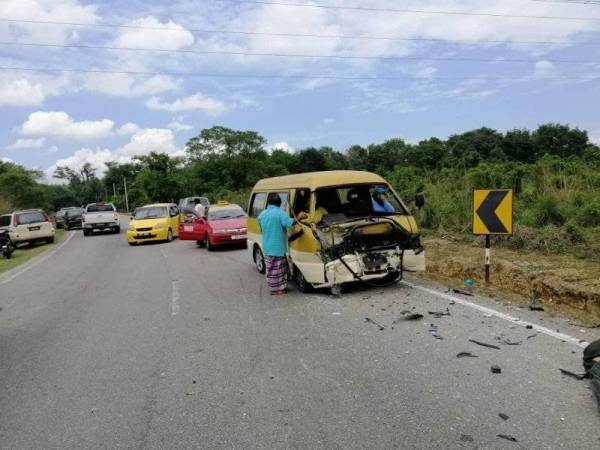 Van yang bertembung dengan motosikal dua pelajar terbabit di Kusial Bharu- Gual Ipoh di sini petang tadi.