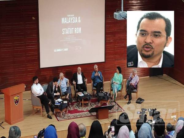 Tommy (tiga dari kanan) turut tampil dalam forum di Universiti Malaya, baru-baru ini.(Gambar kecil:Asyraf Wajdi)
