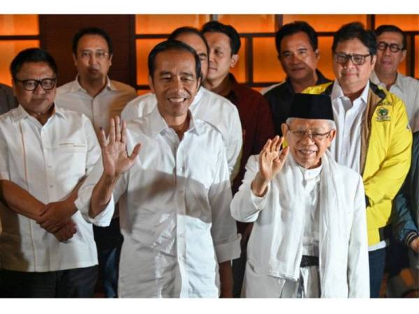 Jokowi (tengah) bersama pasangan regunya, Ma'ruf Amin dilaporkan mendahului keputusan berdasarkan 50 peratus kiraan undi.