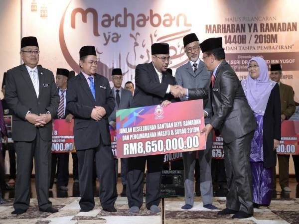 Menteri di Jabatan Perdana Menteri Datuk Seri Dr Mujahid Yusof (tiga, kiri) menyampaikan replika cek jumlah keseluruhan bantuan Ihya Ramadan dan pengimarahan masjid dan surau bernilai RM8,650,000 kepada Pengarah Jabatan Agama Islam Wilayah Persekutuan (JAWI) Mohd Ajib Ismail (dua, kanan) pada Majlis Pelancaran Marhaban Ya Ramadan Peringkat Kebangsaan di Masjid Wilayah Persekutuan hari ini.
Turut kelihatan Timbalan Menteri Perumahan dan Kerajaan Tempatan Datuk Raja Kamarul Bahrin Shah Raja Ahmad Baharuddin Shah (tiga, kanan), Ketua Pengarah Institut Kefahaman Islam Malaysia (IKIM) Prof Datuk Dr Azizan Baharuddin (kanan), Ketua Pengarah Jabatan Kemajuan Islam Malaysia (JAKIM) Datuk Mohamad Nordin Ibrahim (kiri) dan Ketua Pegawai Eksekutif Majlis Agama Islam Wilayah Persekutuan (MAWIP) Datuk Abdul Aziz Jusoh (dua, kiri). Foto Bernama 