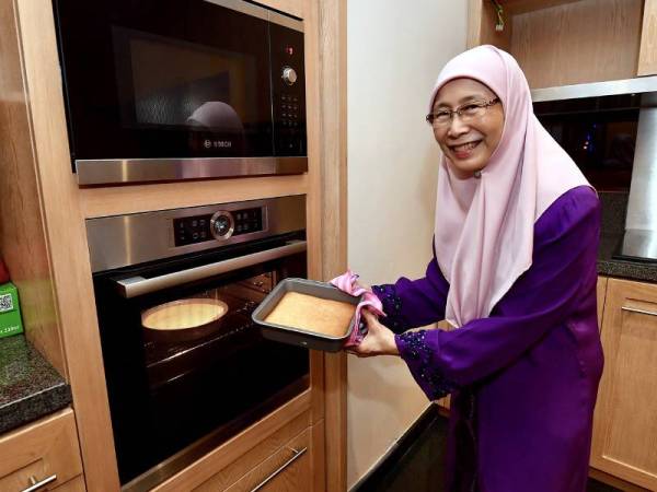 ISTIMEWA... Timbalan Perdana Menteri, Datuk Seri Dr Wan Azizah Wan Ismail menunjukkan kuih bingka ubi kayu yang dibuatnya untuk hidangan majlis makan malam meraikan Pengerusi Yayasan Pendidikan, Sains dan Pembangunan Masyarakat Qatar, Sheikha Moza Nasser di kediaman rasminya di Sri Satria, malam ini.- Foto Bernama