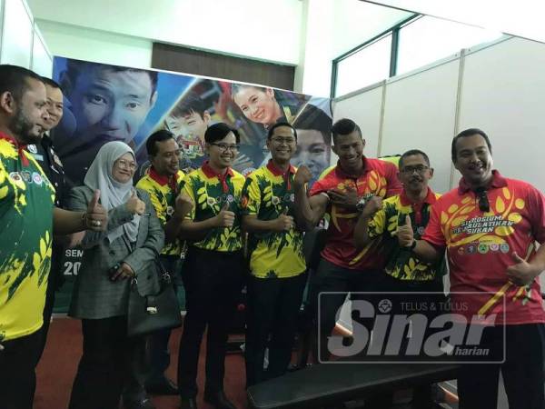 Mohd Asmirul (empat dari kanan) turut melawat pameran pada Simposium Kejurulatihan dan Pengurusan Sukan 2019.