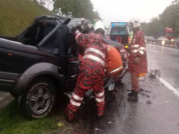 Anggota bomba ketika mengeluarkan mangsa tersepit di bahagian hadapan.