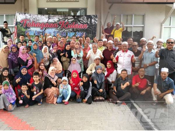 Waris wanita keluarga tiga beradik dari tiga negeri bangga mempamerkan hasil pembuatan kuih tradisional masyarakat Banjar seperti balungan hayam, wadai kiping, kalakatar dan cucur banjar.