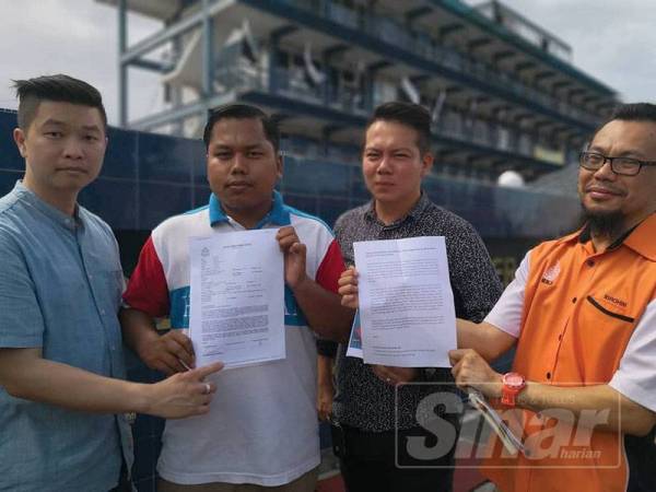 Mohd Mustaqim (dua, kiri) bersama barisan kepimpinan Pemuda PH membuat laporan polis di IPD Kuantan, semalam.