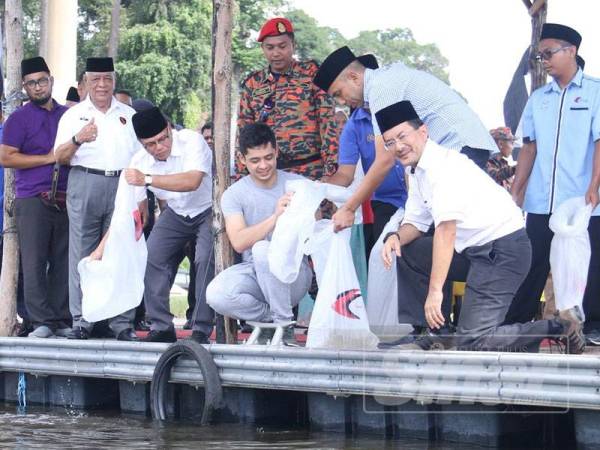 Tengku Hassannal turut melepaskan benih ikan di tapak Ramsar Tasek Bera di sini, sempena majlis ramah mesra bersama penduduk Bera, semalam.