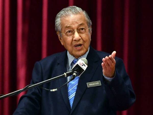 Perdana Menteri Tun Dr Mahathir Mohamad menyampaikan ucapan di hadapan pegawai-pegawai kerajaan semasa sesi perjumpaan dan berinteraksi dengan pegawai dari peringkat pengurusan dan profesional, di Putrajaya, hari ini. - Foto Bernama