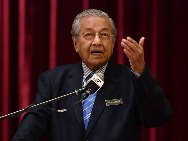 Perdana Menteri Tun Dr Mahathir Mohamad menyampaikan ucapan pada sesi perjumpaan dan berinteraksi dengan pegawai dari peringkat pengurusan dan profesional kakitangan kerajaan hari ini. - Foto Bernama