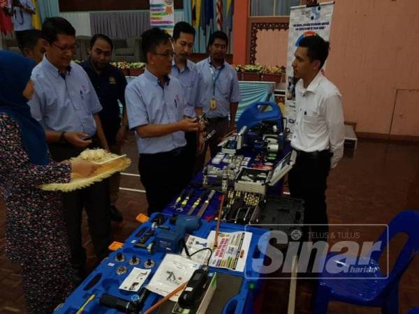 Mohd Azli (tengah), Rosli (tiga, kanan) dan Badrul Hisham (dua, kanan) melawat gerai peralatan teknikal yang terlibat dalam pameran di IKM Besut.