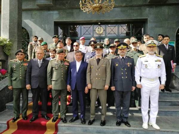 Mohamad Sabu (berdiri di depan, empat dari kiri) bergambar bersama Amir Hatami (berdiri di depan, tiga dari kanan) selepas mesyuarat dua hala di Tehran hari ini.