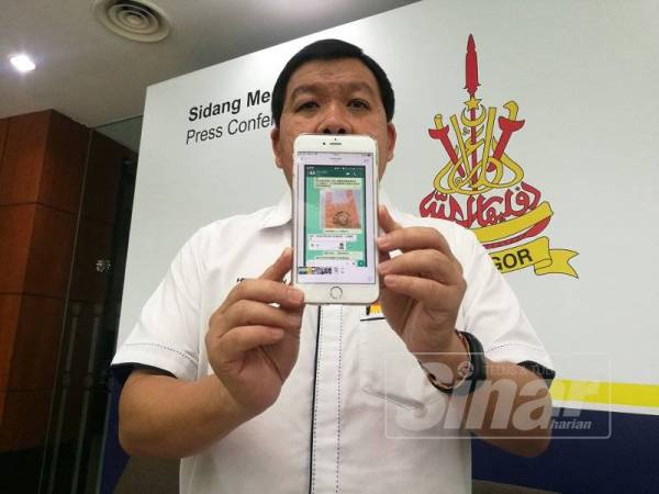 Loy Sian menunjukkan rakaman disebarkan melalui WhatsApp yang mendakwa dirinya menyokong produk plastik mudah urai.