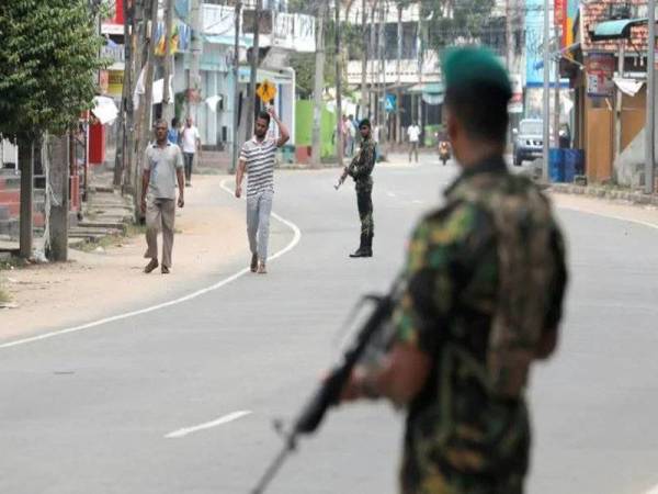 Pasukan tentera terus berkawal di lokasi seluruh negara sebagai langkah berjaga-jaga. 