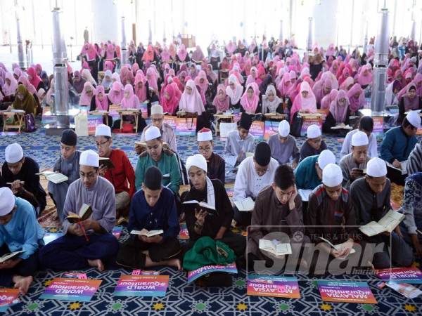 Para peserta mengalunkan ayat al-Quran ketika sambutan Malaysia #QuranHour di Masjid Sultan Salahuddin Abdul Aziz Shah di Shah Alam pada Jun 2017.