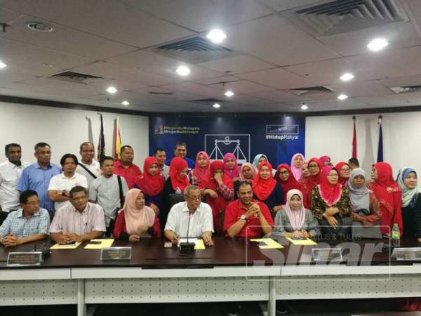 Mat Nadzari (tengah) bersama kepimpinan UMNO Selangor bermesyuarat di Bangunan UMNO Selangor di sini malam tadi.