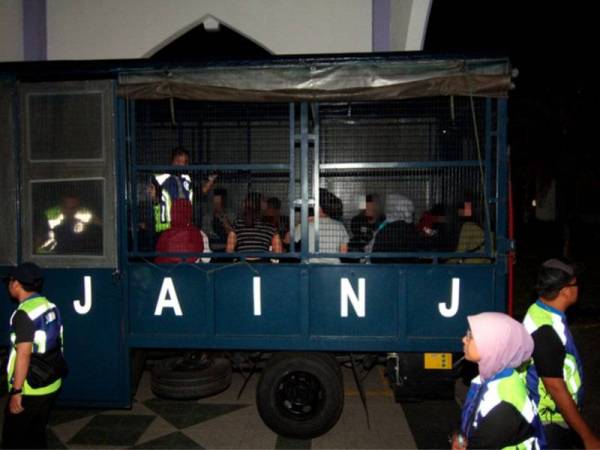 Lima pasangan kekasih warga tempatan berusia antara 18 hingga 43 tahun ditahan oleh pihak berkuasa Jabatan Agama Islam Negeri Johor (JAINJ) dalam Ops Banteras JAINJ sempena Hari Pekerja, malam tadi. - Foto Bernama