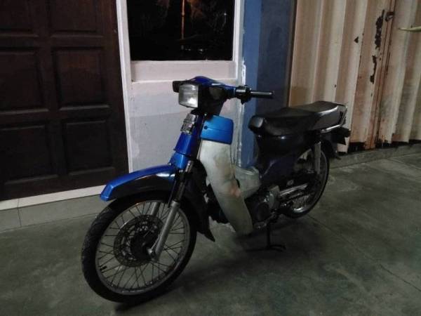 Polis turut sita motosikal Honda C70 yang ditunggang suspek ketika di tahan di Batu Gajah, semalam.