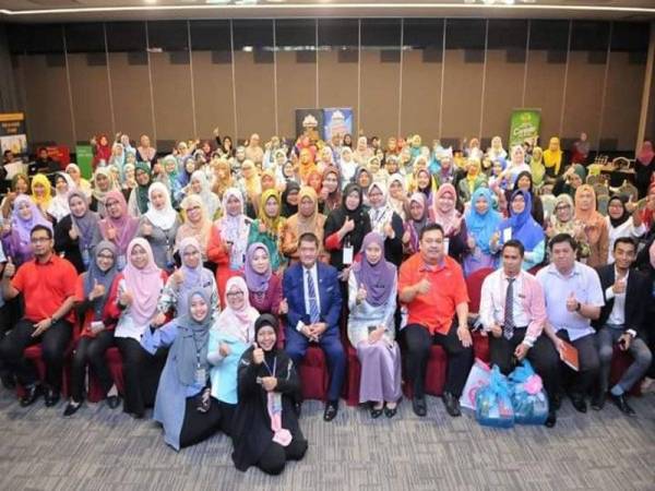 Norazman (duduk, tengah) merakam gambar bersama peserta Seminar Usahawanita Kejora tahun 2019 di Amansari Residence Desaru, Bandar Penawar, kelmarin. 