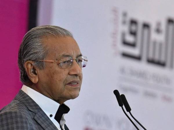 Mahathir menyampaikan ucaptama semasa hadir pada Persidangan Belia Al Sharq ke-5 2019 hari ini. - Foto Bernama