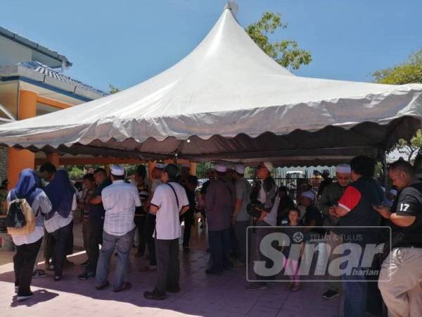 Orang ramai hadir memberikan penghormatan terakhir di kediaman Allahyarham di Kampung Batu Muda.