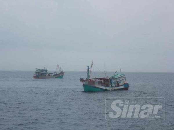 Dua buah bot yang ditahan APMM kerana mencuri sumber perikanan negara dengan melakukan aktiviti tangkapan ikan secara haram.