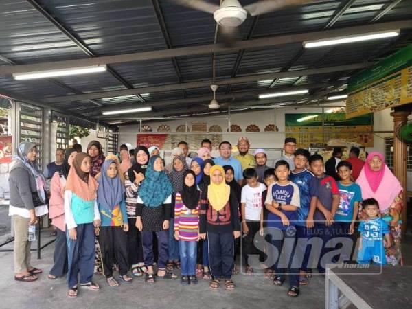 Roslan bersama kepimpinan UMNO dan Pas Daerah Bentong bergambar bersama penduduk di Felda Mempaga yang ditemui pada Program Santai Hi Tea dan Program Perpaduan Ummah Daerah Bentong di Felda Mempaga di sini, semalam.