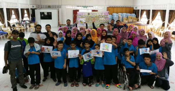 Program ‘Semarak Bulan Autisme’ bersama penghuni Taman Sinar Harapan yang diadakan di sini semalam.