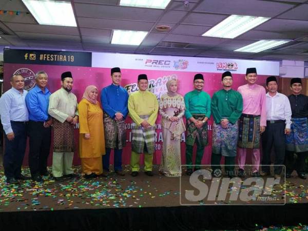 Fakru Radzi (lima, kanan ) dan Sharom (lapan, kanan) pada Majlis Pelancaran Festival Ramadan Selangor 2019, di sini semalam. 