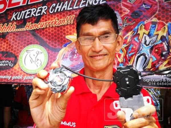 Mustaffa menunjukkan beyblade yang digunakan dalam perlawanan Beyblade Kuterer Challenge 2.0.