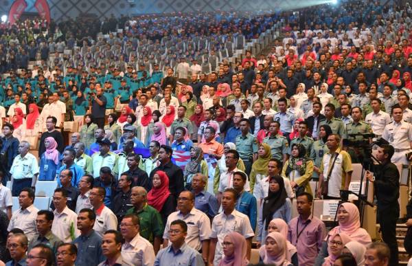 Para pekerja meraikan Sambutan Hari Pekerja 2019 yang disempurnakan oleh Perdana Menteri Tun Dr Mahathir Mohamad di Pusat Konvensyen Antarabangsa Putrajaya (PICC) hari ini. Sambutan kali ini bertemakan 'Pekerja Amanah, Aspirasi Negara'. -Bernama