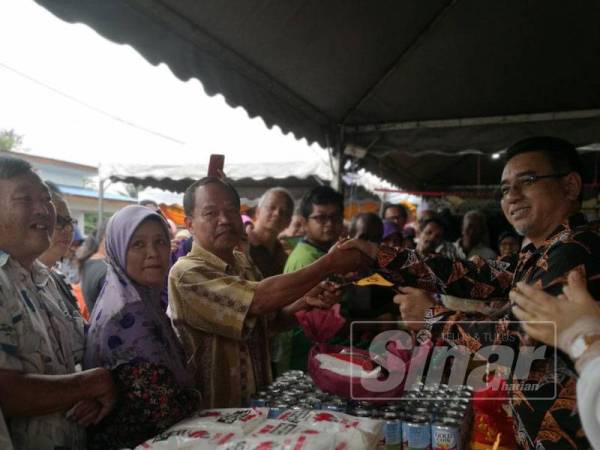 Ketua Menteri Adly Zahari merasmikan Jualan Peduli Rakyat anjuran Angkatan Wanita Amanah (AWAN) di Merlimau, di sini hari ini.