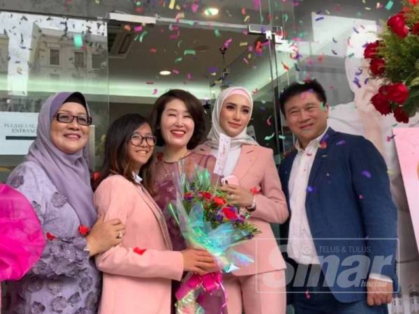 Eira (dua,kanan) bersama Pengasas BeauTfix, Che Zakiah Ahmad (kiri) serta Top Leader Ruby-Cell Korea, Jacqueline dan Edmund sempena pelancaran BeauTfix Spa di ibu negara hari ini.