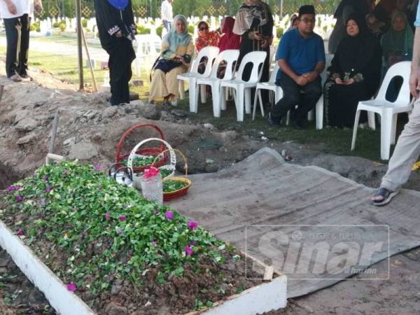 Selesai pengebumian Allahyarham Abu Hassan jam 6.10 petang tadi. Turut kelihatan balu Allahyarham, Datin Seri Rosbi Shahbudin yang sugul berhampiran pusara Allahyarham.